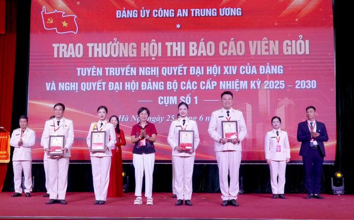 Ban Tổ chức trao 4 Giải Chuyên đề cho các báo cáo viên.