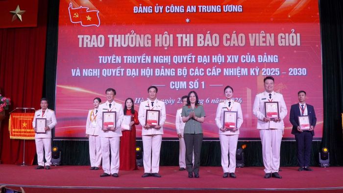 Đại tá Từ Thị Thu Hòa trao Giải B cho các báo cáo viên.