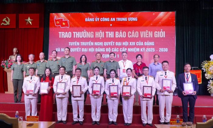  Ban Tổ chức cùng các đại biểu và báo cáo viên chụp ảnh lưu niệm tại Cụm thi số 1. 