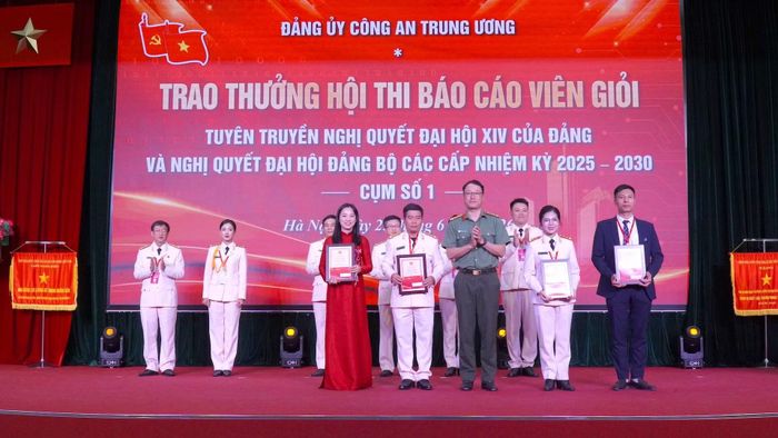 Ban Tổ chức trao giải C cho các báo cáo viên.