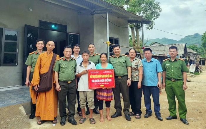 Phòng An ninh nội địa, Công an tỉnh Tuyên Quang trao tặng những món quà thiết thực, ý nghĩa hỗ trợ người dân xóa nhà tạm, nhà dột nát.