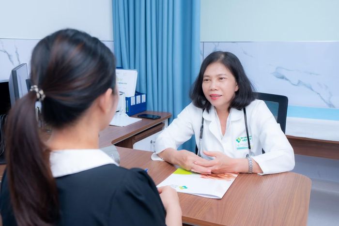 Bác sĩ khám cho bệnh nhân có dấu hiệu rối loạn tiêu hóa kéo dài.