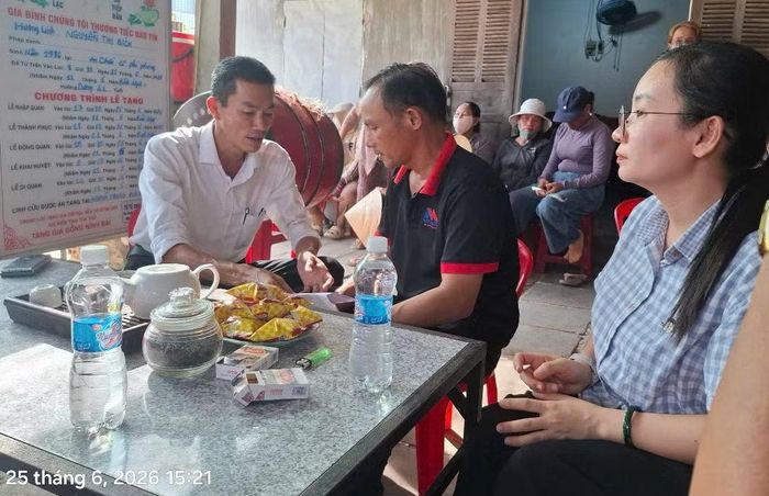 Ông Nguyễn Văn Hoàng, Chủ tịch UBND xã Tuy An Nam (bên trái) đến thăm hỏi, động viên gia đình nạn nhân.