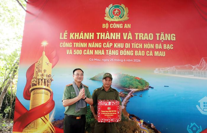 Thứ trưởng Phạm Thế Tùng trao quà tặng lực lượng đảm bảo ANTT cơ sở xã Đá Bạc.