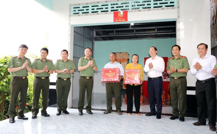 Các đại biểu chúc mừng gia đình ông Lý Huỳnh (xã Đá Bạc, tỉnh Cà Mau) có nhà mới.