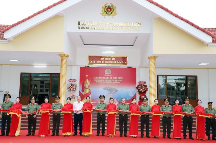 Các đại biểu thực hiện nghi thức cắt băng khánh thành công trình nâng cấp, sửa chữa Khu di tích Hòn Đá Bạc.