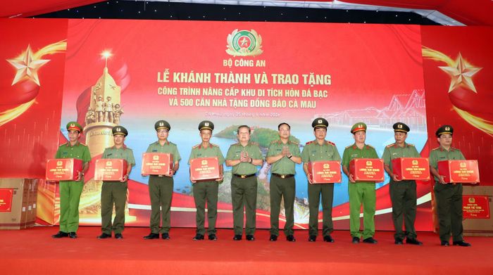 Thứ trưởng Phạm Thế Tùng trao quà của Bộ trưởng Bộ Công an tặng các tập thể, cá nhân trong triển khai công trình nâng cấp Khu di tích Hòn Đá Bạc và xây dựng 500 căn nhà.