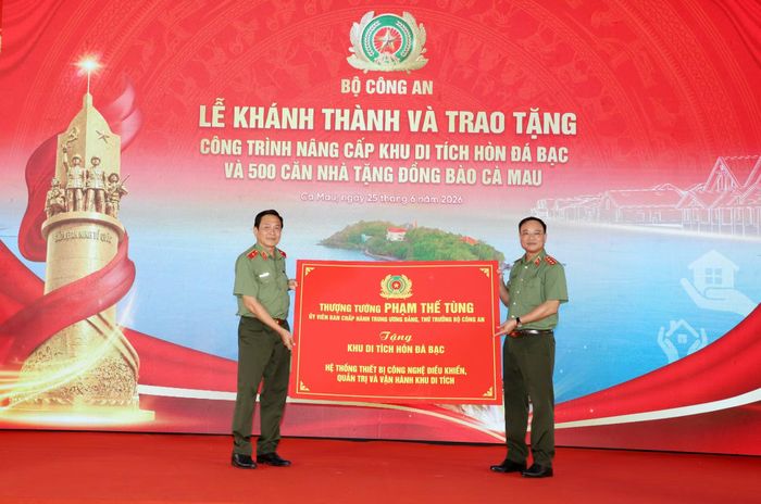 Thứ trưởng Phạm Thế Tùng trao bảng tượng trưng tặng hệ thống thiết bị công nghệ điều khiển, quản trị và vận hành khu di tích cho Khu di tích Hòn Đá Bạc.