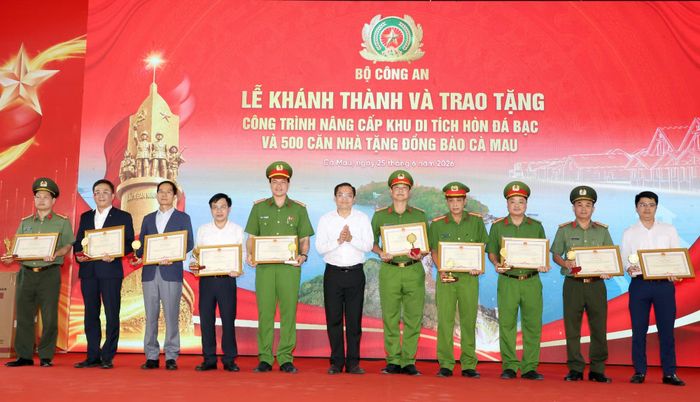Đồng chí Ngô Vũ Thăng, Phó Chủ tịch UBND tỉnh Cà Mau trao Bằng khen của UBND tỉnh tặng các tập thể, cá nhân có thành tích xuất sắc trong triển khai công trình nâng cấp Khu di tích Hòn Đá Bạc và xây dựng 500 căn nhà.