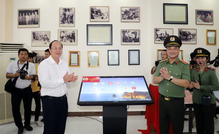 Thứ trưởng Phạm Thế Tùng và Bí thư Tỉnh ủy Cà Mau Nguyễn Hồ Hải vận hành hệ thống thiết bị công nghệ điều khiển, quản trị tại Khu di tích Hòn Đá Bạc.