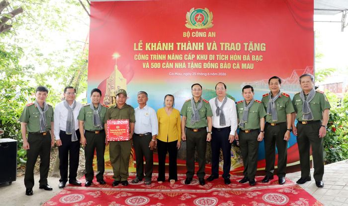 Các đại biểu chụp ảnh lưu niệm cùng gia đình ông Lý Huỳnh.