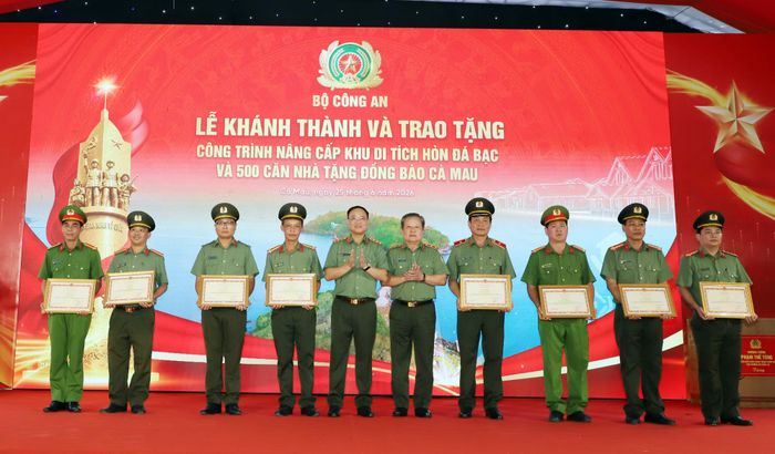 Thứ trưởng Phạm Thế Tùng trao Bằng khen của Bộ Công an tặng các tập thể, cá nhân có thành tích xuất sắc trong triển khai công trình nâng cấp Khu di tích Hòn Đá Bạc và xây dựng 500 căn nhà.