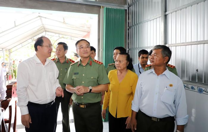 Thứ trưởng Phạm Thế Tùng và Bí thư Tỉnh ủy Cà Mau Nguyễn Hồ Hải chúc mừng gia đình ông Lý Huỳnh.