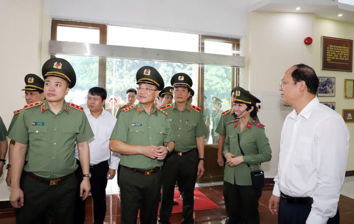 Các đại biểu tham quan Nhà trưng bày tại Khu di tích Hòn Đá Bạc.
