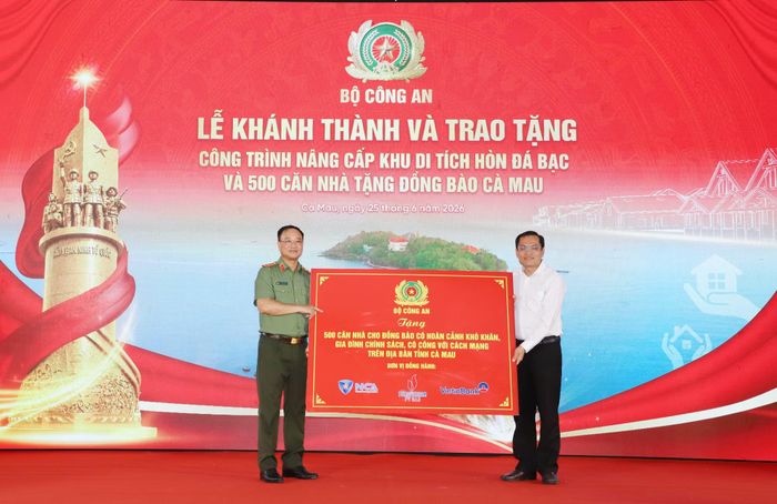  Thứ trưởng Phạm Thế Tùng trao bảng tượng trưng bàn giao 500 căn nhà tặng đồng bào tỉnh Cà Mau. 