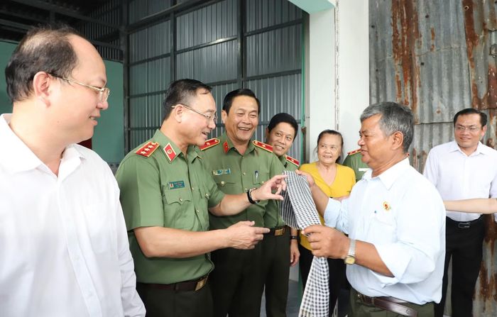 Ông Lý Huỳnh trao vật kỷ niệm của người dân Nam Bộ tặng Thứ trưởng Phạm Thế Tùng.