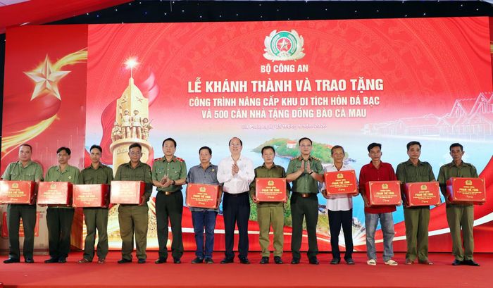 Thứ trưởng Phạm Thế Tùng; Bí thư Tỉnh ủy Cà Mau Nguyễn Hồ Hải và Thiếu tướng Hồ Việt Triều, Giám đốc Công an tỉnh Cà Mau trao quà tặng hộ dân và lực lượng đảm bảo ANTT cơ sở.