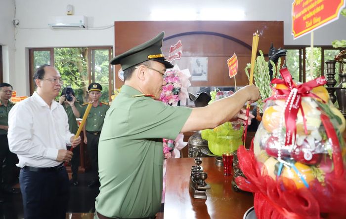 Thứ trưởng Phạm Thế Tùng và Bí thư Tỉnh ủy Cà Mau Nguyễn Hồ Hải dâng hương tưởng nhớ Chủ tịch Hồ Chí Minh tại Nhà tưởng niệm Người trong Khu di tích Hòn Đá Bạc.