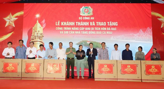 Thứ trưởng Phạm Thế Tùng cùng lãnh đạo tỉnh Cà Mau và nhà tài trợ trao tặng quà cho các hộ dân khó khăn.