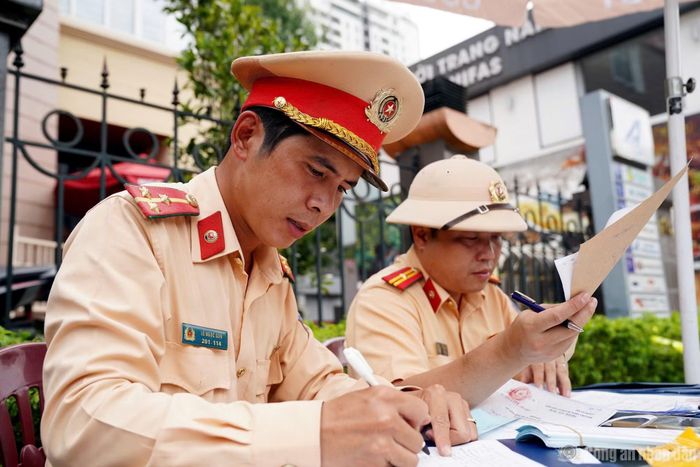 Ca trực dưới thời tiết nắng nóng gay gắt của các cán bộ, chiến sĩ CSGT Hà Nội.