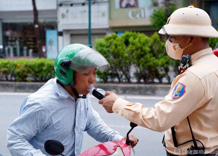Tất cả các trường hợp có biểu hiện nghi vấn đều được tổ công tác yêu cầu dừng phương tiện để kiểm tra nồng độ cồn.