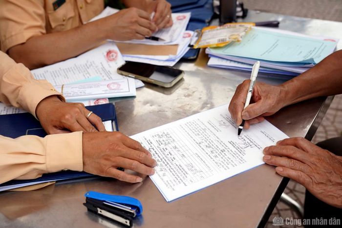 Cảnh sát làm việc với tài xế N.V.B.