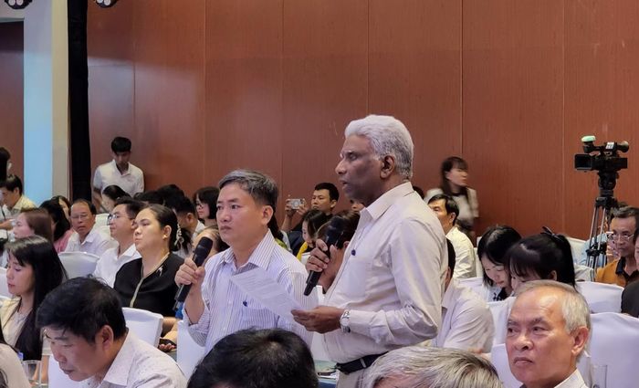 Ông K.V.S.R Subabaiah – quốc tịch Ấn Độ, Tổng Giám đốc Công ty TNHH K.C.P Việt Nam tại xã Sơn Hòa, tỉnh Đắk Lắk trình bày một số ý kiến, kiến nghị thông qua người phiên dịch đứng kế bên. Ảnh: Hữu Toàn.