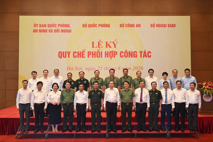 Các đồng chí lãnh đạo với các đại biểu tại lễ ký Quy chế phối hợp công tác.