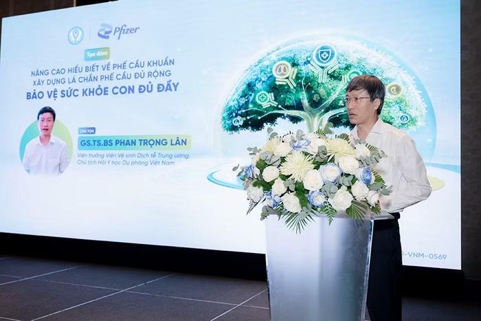 GS.TS.BS Phan Trọng Lân, Viện trưởng Viện Vệ sinh Dịch tễ Trung ương, Chủ tịch Hội Y học Dự phòng Việt Nam chia sẻ thông tin tại tọa đàm.