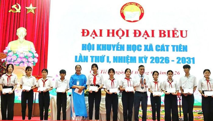 Trao học bổng cho các em học sinh vượt khó học tốt tiêu biểu của xã Cát Tiên.