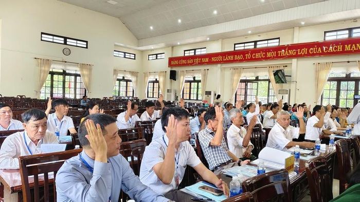 Các đại biểu dự đại hội thực hiện biểu quyết.