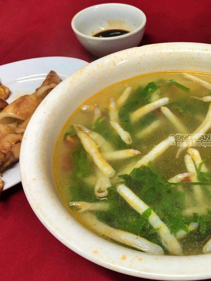 Món canh sá sùng tươi nấu với lá lốt - đặc sản của Quan Lạn không dễ gặp đúng ngày, đúng mùa để ăn. Ảnh: TTH