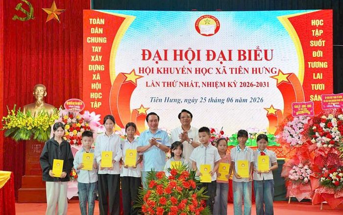 Hội khuyến học tỉnh Hưng Yên, trao Học bổng cho học sinh có thành tích xuất sắc trong năm học 2025-2026 tại Đại hội.