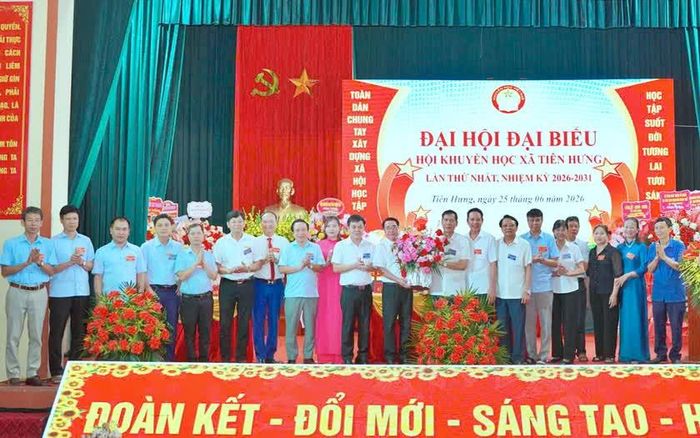 Lãnh đạo Hội Khuyến học tỉnh Hưng Yên và xã Tiên Hưng tặng hoa chúc mừng Ban Chấp hành Hội Khuyến học xã nhiệm kỳ 2026-2031.