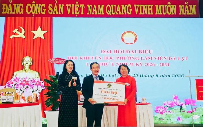 Hội Khuyến học phường Lâm Viên - Đà Lạt nhận ủng hộ từ các tập thể, cá nhân cho quỹ khuyến học.