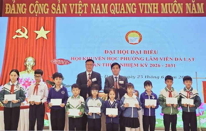 Lãnh đạo Hội Khuyến học tỉnh Lâm Đồng trao học bổng cho các em học sinh tiêu biểu vượt khó của phường Lâm Viên Đà Lạt.