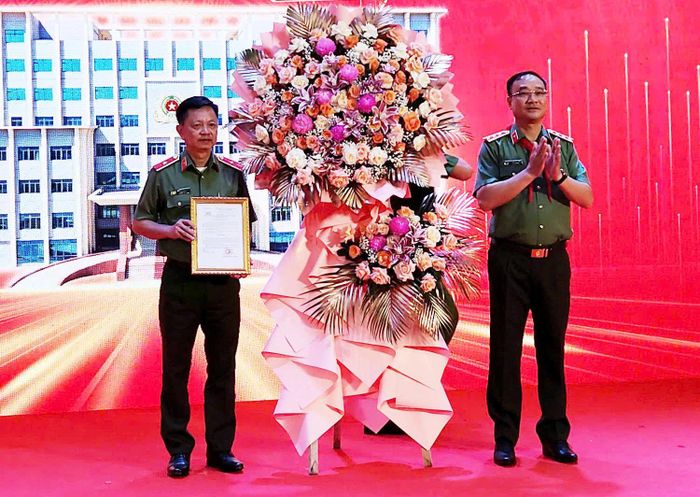 Thượng tướng Phạm Thế Tùng, Thứ trưởng Bộ Công an trao quyết định và hoa của Bộ Công an cho thiếu tướng Huỳnh Việt Hòa, Giám đốc Công an TP Cần Thơ. Ảnh: Duy Khang.