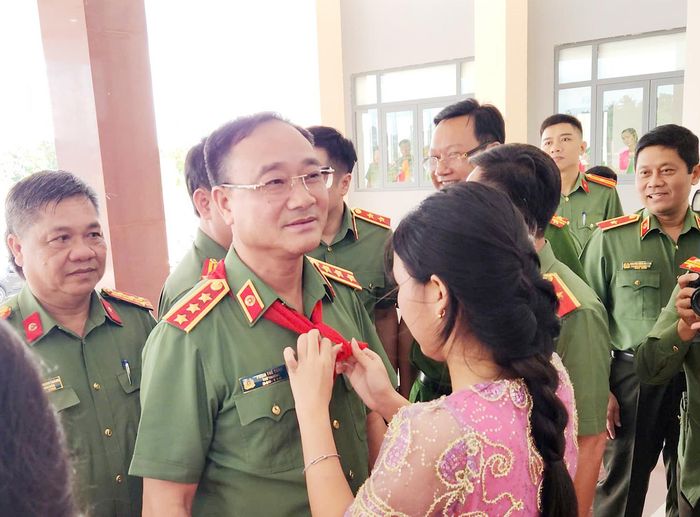 Lãnh đạo TP Cần Thơ chào đón và các em học sinh quàng khăn đỏ cho thượng tướng Phạm Thế Tùng khi ông đến dự lễ thành lập Trường Văn hóa Công an nhân dân III tại Cần Thơ sáng 25/6. Ảnh: Duy Khang.