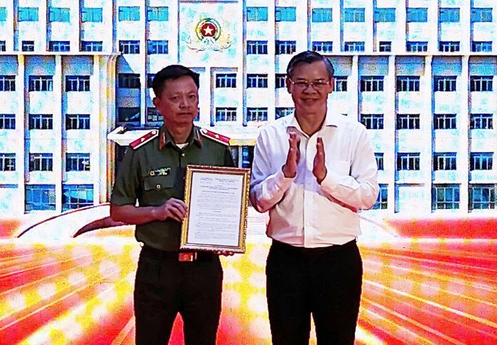Chủ tịch UBND TP Cần Thơ Trương Cảnh Tuyên trao quyết định thành lập Trường Văn hóa Công an nhân dân III cho thiếu tướng Huỳnh Việt Hòa, Giám đốc Công an TP Cần Thơ. Ảnh: Duy Khang.
