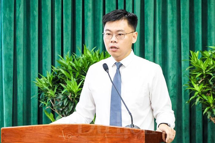 Viện trưởng Viện Nghiên cứu Phát triển TP.HCM Trương Minh Huy Vũ và PGS.TS Nguyễn Tấn Vinh, Giám đốc Học viện Chính trị khu vực II, chủ trì Hội thảo.