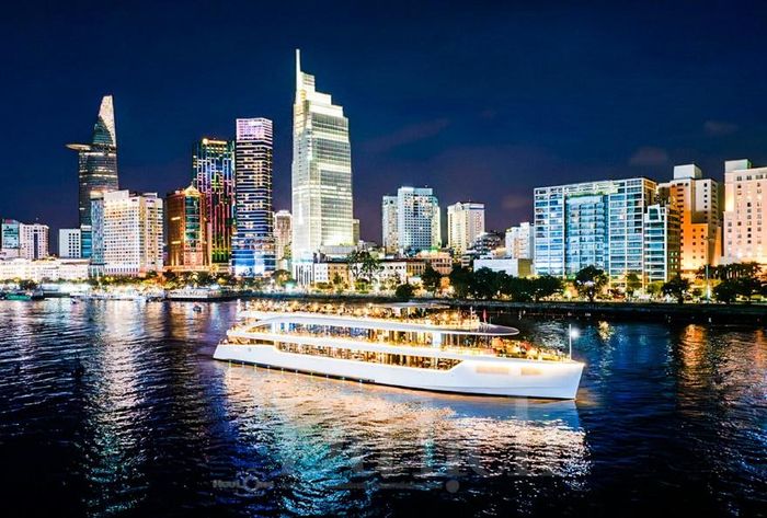 Sự hiện diện của du thuyền hạng sang trở thành điểm nhấn độc đáo, biểu trưng cho xu hướng trải nghiệm thời thượng và đẳng cấp.