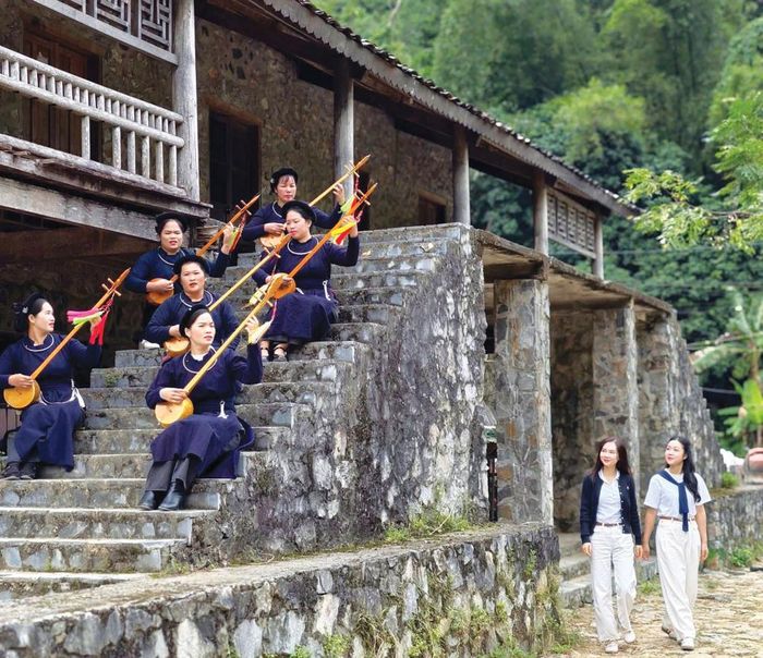 Du khách tham quan, trải nghiệm không gian văn hóa tại làng đá Khuổi Ky, xã Đàm Thủy.