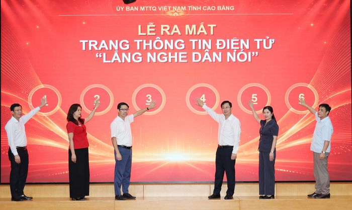 Các đại biểu ấn nút ra mắt trang thông tin điện tử “Lắng nghe dân nói - Tiếp nhận và giải quyết ý kiến, kiến nghị của cử tri và nhân dân” của Ủy ban MTTQ tỉnh.