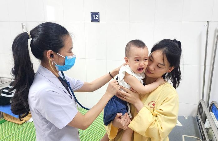 Số lượng bệnh nhi điều trị nội trú tại Bệnh viện Đa khoa tỉnh tăng 20% so với thời điểm bình thường.
