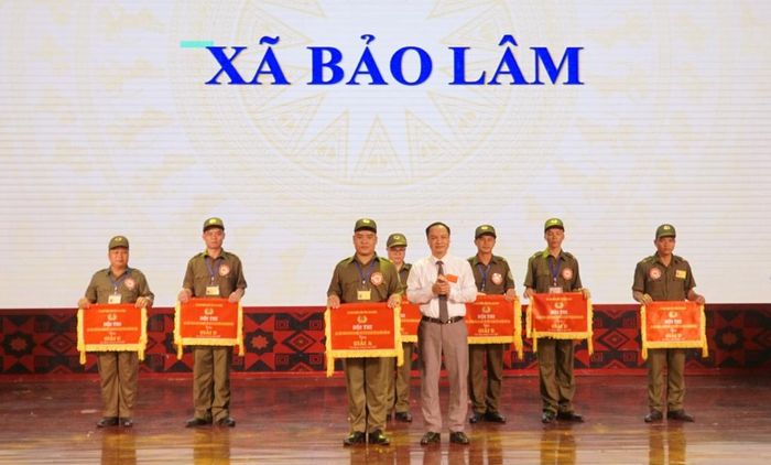Ban Tổ chức trao giải Nhất đội thi xã Bảo Lâm.
