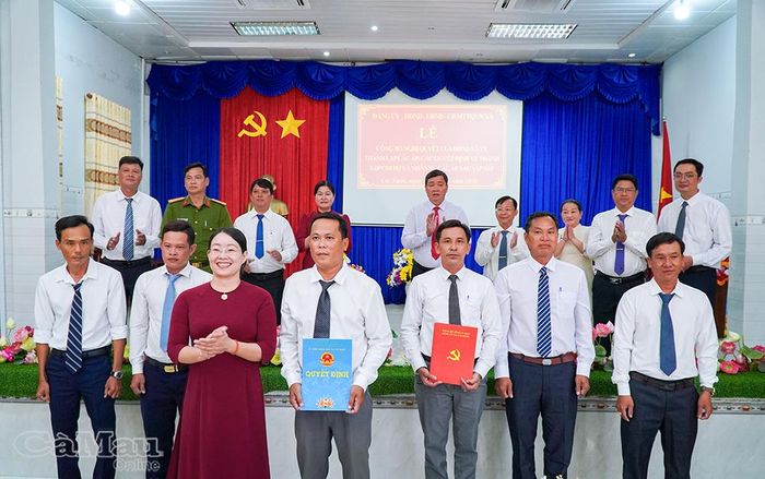 Đồng chí Phan Kim Bía (hàng đầu, thứ nhất từ trái sang), Phó Bí thư Đảng ủy, Chủ tịch UBND xã Cái Nước trao quyết định cho Trưởng ấp Trần Thới (mới) sau khi thực hiện sắp xếp, tổ chức lại đơn vị ấp trên địa bàn.