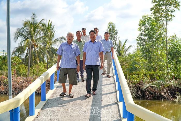 Ông Nghiêm Thanh Miền (hàng đầu, bên phải), Phó Chủ tịch UBND xã Cái Nước trao đổi với người dân về Đề án sắp xếp, tổ chức lại các ấp, góp phần tạo sự đồng thuận trước khi triển khai thực hiện.