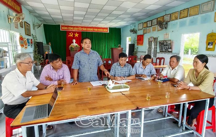 Các thành viên Tổ Hòa giải Ấp 15, xã Vĩnh Hậu họp triển khai nhiệm vụ.
