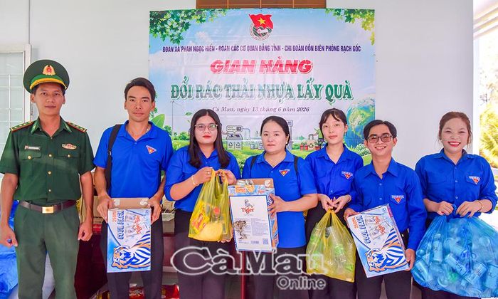 Người dân, đoàn viên hăng hái tham gia chương trình “Đổi rác thải nhựa lấy quà” do Xã đoàn Phan Ngọc Hiển thực hiện.