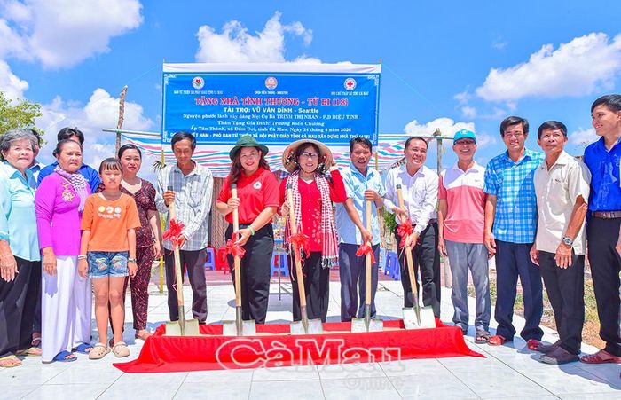 Niềm vui trong ngày khởi công căn nhà mới của ông Trương Kiến Chương (hàng đầu, thứ năm từ trái sang) do Hội Chữ thập đỏ tỉnh kết nối, hỗ trợ.